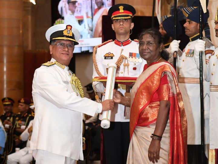 महामहिम ने वाइस एडमिरल बिस्वजीत दासगुप्ता,  वाइस एडमिरल मकरंद अरविंद हम्पीहोली, एयर मार्शल अमर प्रीत सिंह और एयर मार्शल सुजीत पुष्पाकर धारकर को भी परम विशिष्ट सेवा पदक से नवाजा (तस्वीर में वाइस एडमिरल बिस्वजीत दासगुप्ता को पुरस्कार दिया जा रहा है.)