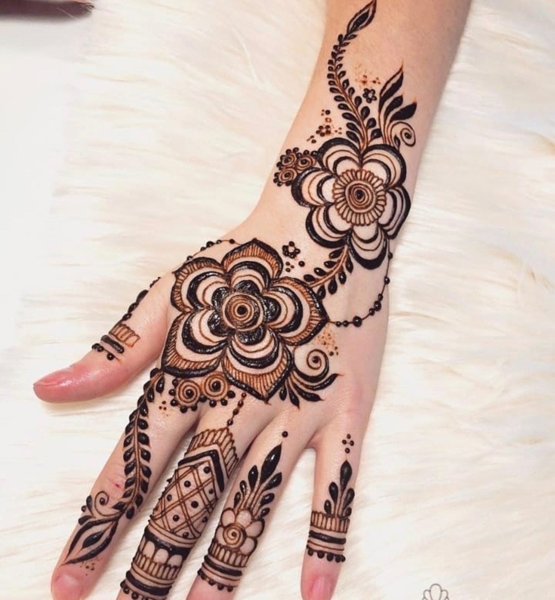 Circle Mehndi Design: त्योहार हो या शादी, सभी के हाथों में खूब जचेंगी मेहंदी  के ये डिजाइन | simple and easy circle mehndi design | HerZindagi