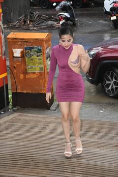 Urfi Javed: ఉర్ఫీ జావెద్ కొత్త డ్రెస్ - ఒక వైపు కప్పుకుని, మరోవైపు అలా!