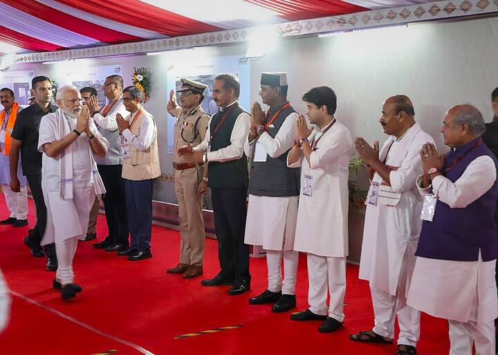 মঙ্গলবার বিরোধী শিবিরের বিরুদ্ধে তোষণের রাজনীতির অভিযোগও করেন প্রধানমন্ত্রী। বলেন, 'বিরোধী দলগুলি বিভাজনে বিশ্বাসী, তোষণের রাজনীতি করে বেড়ে উঠতে চায়।'