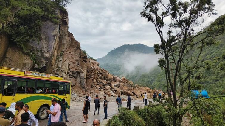 Heavy rain in Himachal caused destruction, 9 people died, 301 roads were closed, 102 crores were lost. ਹਿਮਾਚਲ 'ਚ ਭਾਰੀ ਮੀਂਹ ਨੇ ਮਚਾਈ ਤਬਾਹੀ, 9 ਲੋਕਾਂ ਤੇ 312 ਪਸ਼ੂਆਂ ਦੀ ਮੌਤ, 301 ਸੜਕਾਂ ਬੰਦ, 102 ਕਰੋੜ ਦਾ ਨੁਕਸਾਨ