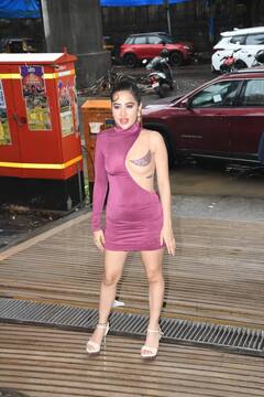 Urfi Javed: ఉర్ఫీ జావెద్ కొత్త డ్రెస్ - ఒక వైపు కప్పుకుని, మరోవైపు అలా!