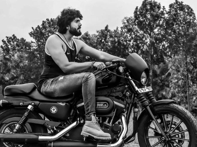திரைப்படத் தயாரிப்பாளர் எஸ்.ஏ ஸ்ரீனிவாஸ் அவர்களது மகனும் ஐராவதா தாரக் ஆகிய கன்னடத் திரைப்படங்களில் உதவு இயக்குநராக பணியாற்றியவர் நடிகர் சூரஜ் குமார்.