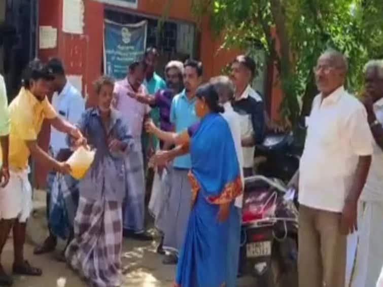A farmer in Ariyalur district tried to set himself on fire with his wife TNN அரியலூரில்  சார் பதிவாளர் அலுவலகம் முன் விவசாயி மனைவியுடன் தீக்குளிக்க முயற்சி
