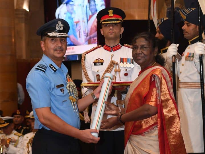 राष्ट्रपति द्रौपदी मुर्मू ने लेफ्टिनेंट जनरल प्रदीप चंद्रन नायर, लेफ्टिनेंट जनरल राजिंदर दीवान, एयर मार्शल सूरज कुमार झा और लेफ्टिनेंट जनरल अमरदीप सिंह भिंडर को परम विशिष्ट सेवा पदक प्रदान किया. (तस्वीर में एयर मार्शल सूरज कुमार पदक दिया जा रहा है.)