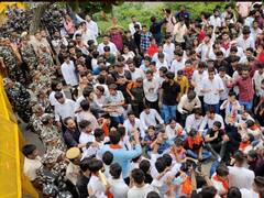 कोचिंग मामले पर भड़के DU के छात्र,  सीएम अरविंद केजरीवाल के घर का किया घेराव