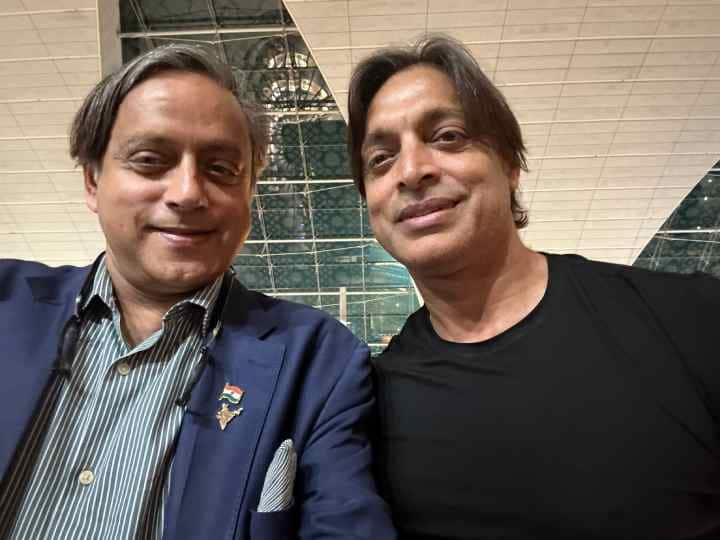 Congress Leader Shashi Tharoor Meets Former Cricketer Shoaib Akhtar Dubai Airport Dubai Airport: दुबई एयरपोर्ट पर शशि थरूर से टकरा गए शोएब अख्‍तर, जानें उसके बाद क्‍या हुआ