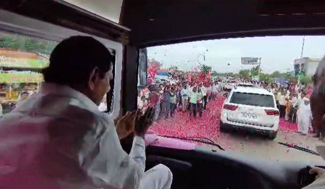 ठिकठिकाणी केसीआर यांचे जंगी स्वागत करण्यात येत आहे.
