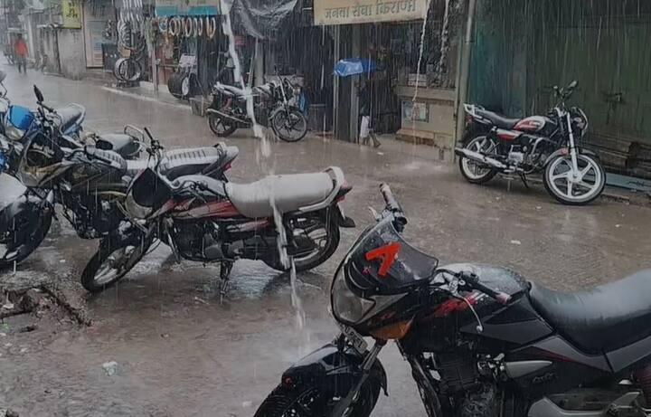 आजही हवामान विभागानं (IMD) मुसळधार पावसाचा अंदाज वर्तवला आहे.