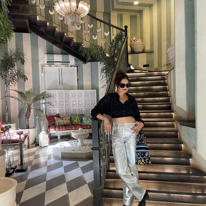 54 साल की उम्र में भी मधु काफी फिट और हॉट हैं. एक्ट्रेस अपनी जिंदगी को खुलकर एंजॉय करती हैं. फोटोज़ से ही पता चलत है कि एक्ट्रेस कितनी लैविश लाइफ जीती हैं.