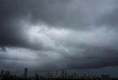 Mumbai Rain : काळा-काळा कापूस पिंजला रे... मायानगरीवर काळ्याकुट्ट ढगांची दाटी...