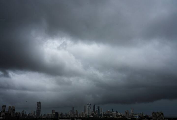 राज्याची आर्थिक राजधानी असलेल्या मुंबईत सध्या मुसळधार पाऊस (Mumbai Rain) सुरु आहे