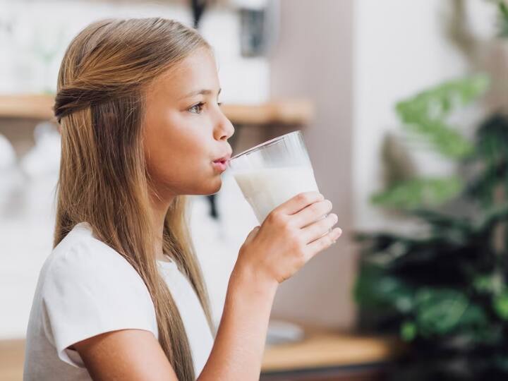 हालांकि कुछ लोग दूध पीते वक्त कुछ ऐसी गलतियां कर जाते हैं. जिसकी वजह से इसे पीने के फायदे होने के बजाय नुकसान होने की संभावना बढ़ जाती है.