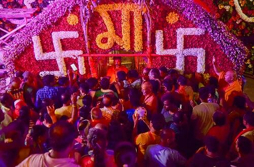 এদিন নিভৃতির পরে যাবতীয় অনুষ্ঠান ও আচার পালন হয়। সেই আচার-রীতি দেখার জন্যই এদিন ভিড় জমান ভক্তরা।