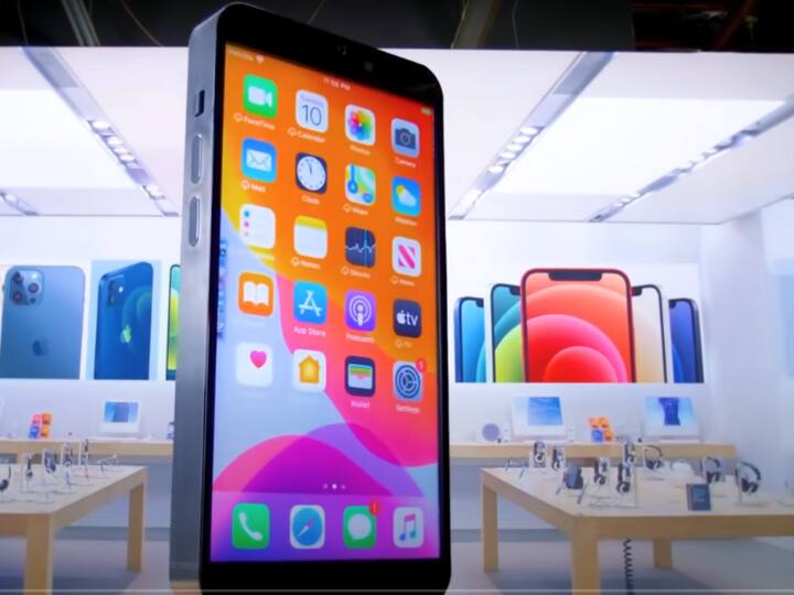 इससे पहले सबसे लम्बा iPhone ZHC ने 2020 में बनाया था जिसकी हाइट 6 फुट थी. इस बार Matthew Beem ने सबसे लम्बा iPhone बनाया है. ये iPhone हूबहू ओर्जिनल iPhone की तरह काम करता है. इससे फोटो, पेमेंट, अलार्म सेट आदि कई चीजें की जा सकती हैं.