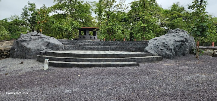 इसके अलावा गार्डन के अंदर मानव मुद्रा को प्रदर्शित करती चट्टानों से बनी प्रतिमाएं स्थापित की गई है. जो मनुष्य की अभिव्यक्तियों को दर्शाता है ,इसके अलावा एक प्रभावशाली प्रवेश द्वार बनाने के लिए दो हाथियों की मूर्तियां रखी गई है ,रामाराम में चिटमिट्टिन देवी का ऐतिहासिक मंदिर है जो इलाके में बड़े आस्था के केंद्र के रूप में जाना जाता है.