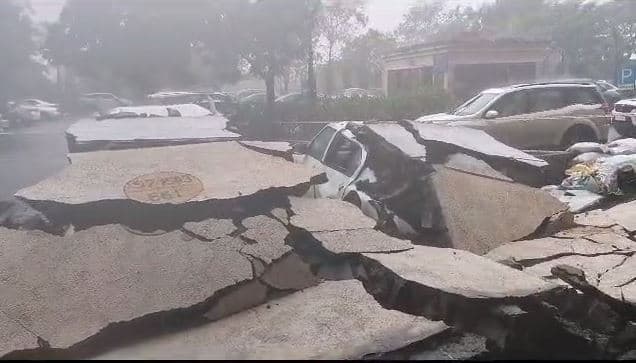 याचा परिणाम धोकादायक इमारती तसंच भिंतींवर होत आहे.