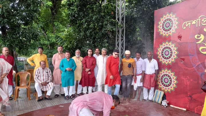 এই বছর দেশপ্রিয় পার্ক দুর্গাপুজোয় শিল্পী হিসেবে কাজ করছেন গোবিন্দ গিরি।