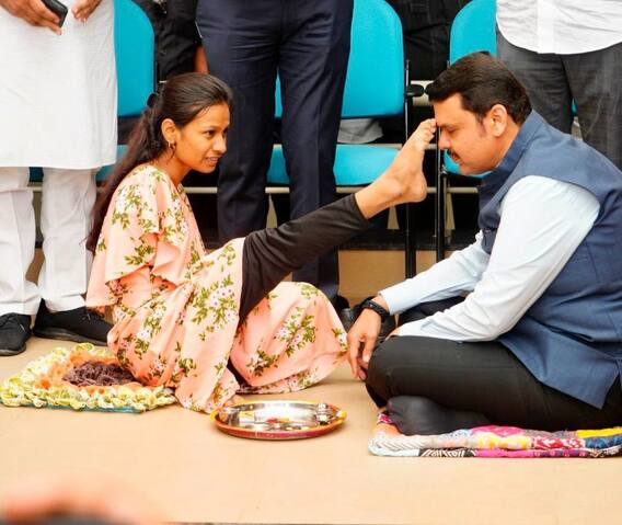Devendra Fadnavis's Heartfelt Post | డిప్యూటీ సీఎంకు కాలివేలితో తిలకం దిద్దిన యువతి | ABP Desam