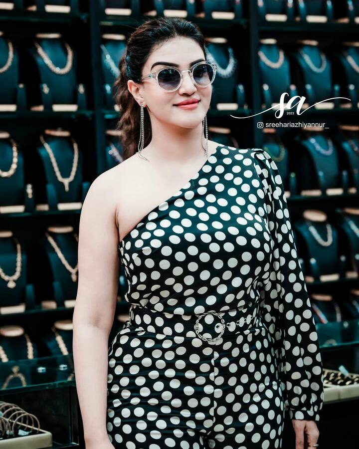 హనీ రోజ్ లేటెస్ట్ ఫొటోలు - Images Credit: Honey Rose/Instagram