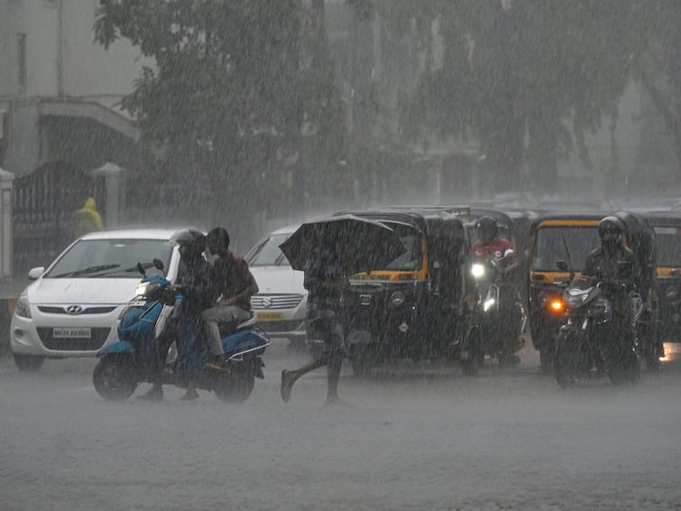 Mumbai Rains Monsonn Waterlogging Traffic Jams Trains Delayed As Rainfall Cripples Normal Life One Dead Top Points Mumbai: Waterlogging, Traffic Jams, Trains Delayed As Rainfall Cripples Normal Life. One Dead. Top Points