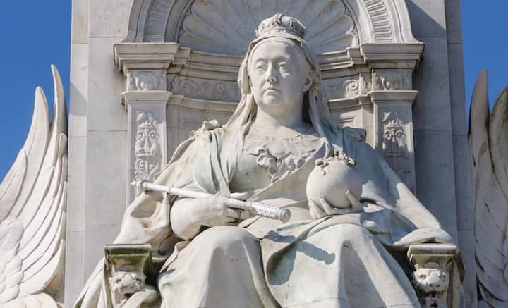 রানির আশঙ্কা বৃথা ছিল না। ১৯০১ সালের ২২ জানুয়ারি ভিক্টোরিয়ার মৃত্যুর পরই তাঁর ছেলেমেয়েরা করিমকে বিতাড়িত করেন। রক্ষী পাঠিয়ে করিমকে পাঠানো রানির সব চিঠি বাজেয়াপ্ত করান সপ্তম এডওয়ার্ড। সেগুলি পুড়িয়ে দেওয়া হয়। ভারতে ফেরত পাঠানো হয় করিমকে।