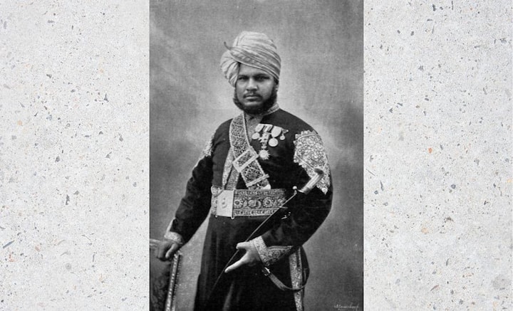 করিমকে যে চিঠিপত্র লিখতেন রানি। তাতে নিজেকে ‘পরম বন্ধু’ এবং ‘স্নেহশীল মা’ বলেই উল্লেখ করতেন রানি। করিমকে ‘মুন্সি’ উপাধিও দেন রানি। করিমের স্ত্রী, বাবার লন্ডন পৌঁছনোর ব্যবস্থা করে দেন। দামি উপহার তো বটেই, মৃত্যুর পর তাঁর শোকার্ত ঘনিষ্ঠদের মধ্যে যাতে করিমকে রাখা হয়, সেই ইচ্ছের কথাও জানিয়ে গিয়েছিলেন রানি ভিক্টোরিয়া।