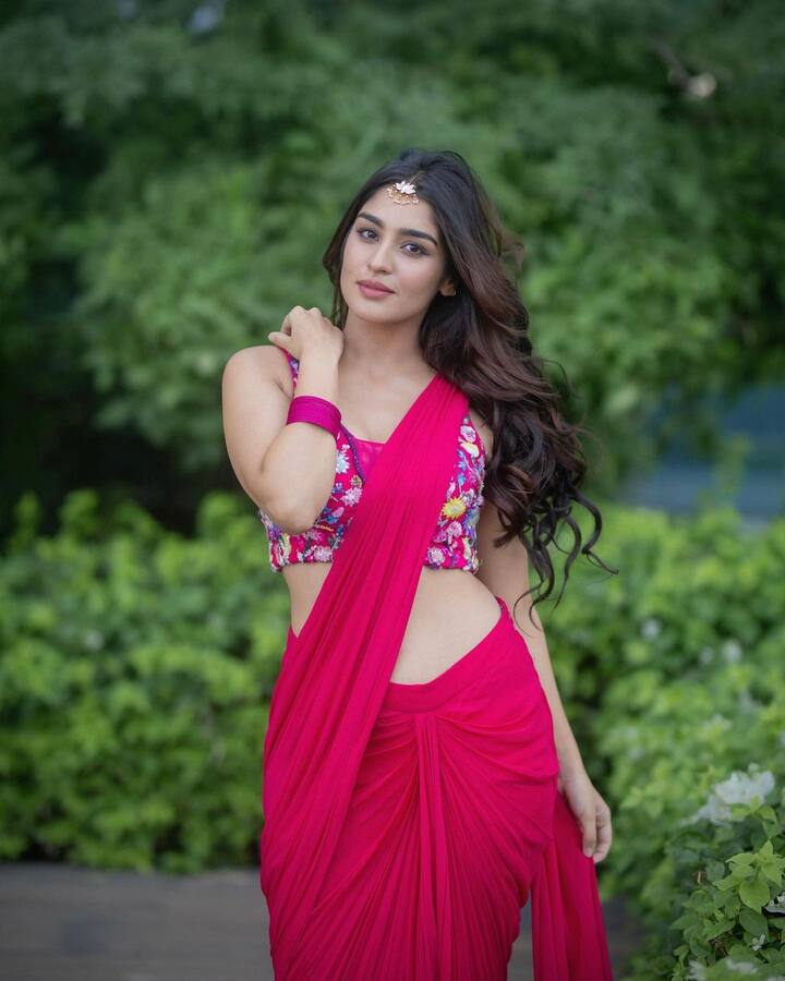 సోషల్ మీడియాలో కూడా యాక్టీవ్ గా ఉంటుంది యుక్తి.