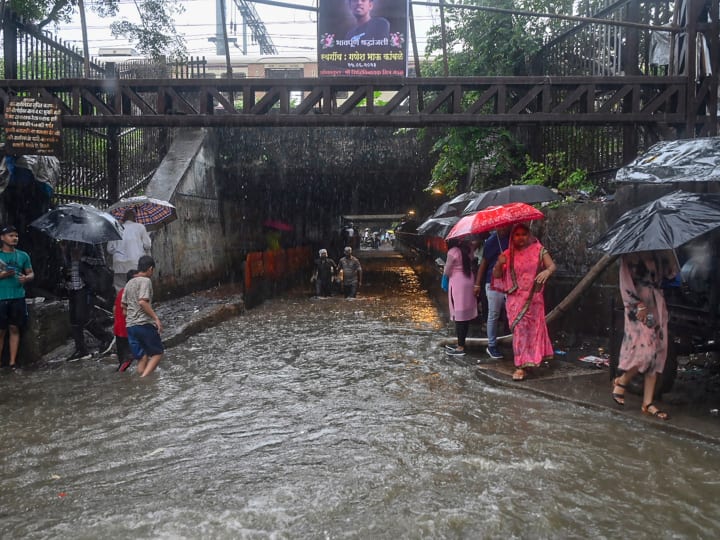 mumbai rains monsoon waterlogging One person died after falling tree in Malad Mumbai Weather Update: मुंबई में भारी बारिश, पेड़ गिरने से एक शख्स की मौत, कई इलाकों में जलभराव