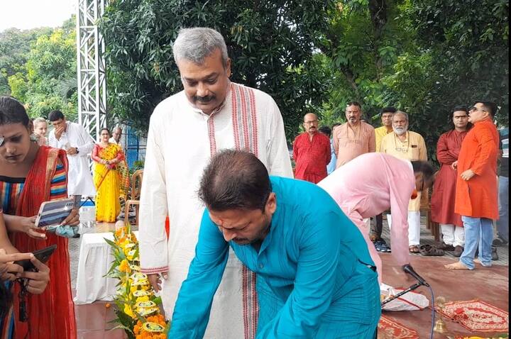 পুজো ঘিরে চড়ছে উত্তেজনার পারদ। ১০০ দিনের সামান্য বেশি বাকি। এবারও দেশপ্রিয় পার্কের দুর্গাপুজো নজর কাড়বে বলেই জানিয়েছেন পুজোর উদ্যোক্তারা।