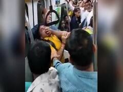 Video Of Two Men Fighting Inside A Delhi Metro Coach Goes Viral. WATCH