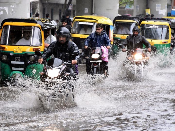 वहीं, 28 से 30 जून के दौरान बिहार और केरल में 2 जुलाई तक बारिश का पूर्वानुमान है. अगले 3 दिनों के दौरान उत्तर प्रदेश, राजस्थान, हिमाचल प्रदेश, उत्तराखंड, हरियाणा और तटीय कर्नाटक तेज बारिश, तूफान और बिजली गिर सकती है.