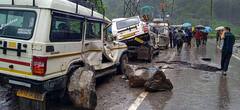 Himachal Traffic Jam: हिमाचलमध्ये भूस्खलनामुळे वाहतूक ठप्प! 200 पर्यटक अडकले; पाहा फोटो...