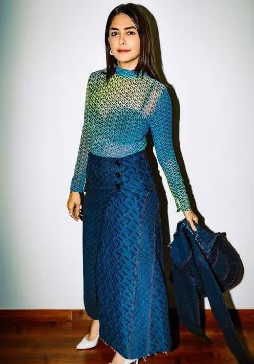 મૃણાલ ઠાકુર- જર્સીના શૂટિંગ દરમિયાન અભિનેત્રી મૃણાલ ઠાકુરે શાહિદ કપૂરને થપ્પડ મારી હતી. મૃણાલે શૂટને સારું બનાવવા માટે આમ કર્યું હતું.