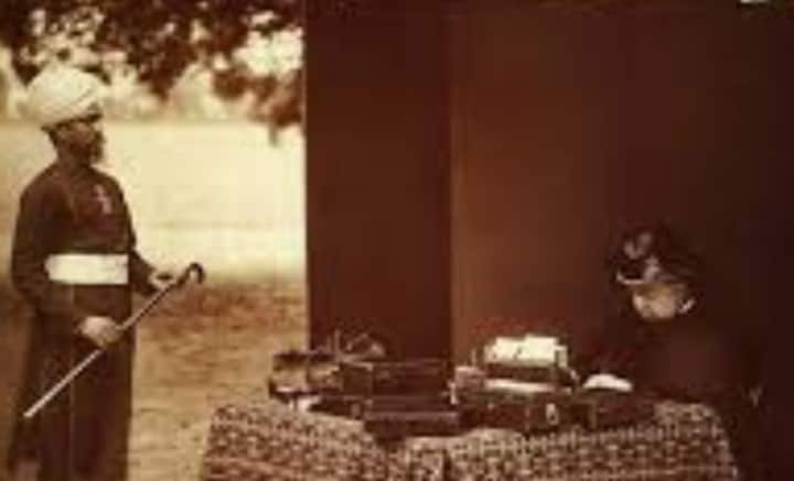 করিমকে দেখেই ভারতীয় সংস্কৃতি, ভাষাশিক্ষায় উৎসাহিত হন রানি ভিক্টোরিয়া। উর্দু শিখতে শুরু করেন রানি। করিমের জন্য ভাল ইংরেজিশিক্ষার ব্যবস্থাও করেন, যাতে পারস্পরিক কথোপকথন আরও সহজ হয়। গোড়ার দিকে পরিচারকদের হাতে বার্তা পাঠিয়ে করিমকে ডেকে পাঠাতেন রানি। কিন্তু বন্ধুত্ব গাঢ় হতে শুরু করলে, নিজেই করিমকে চিঠি লিখতেন রানি।