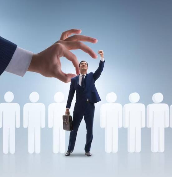 ਉਮਰ ਸੀਮਾ: ਭਰਤੀ ਲਈ ਅਪਲਾਈ ਕਰਨ ਵਾਲੇ ਉਮੀਦਵਾਰ ਦੀ ਉਮਰ 18 ਸਾਲ ਤੋਂ 42 ਸਾਲ ਦੇ ਵਿਚਕਾਰ ਹੋਣੀ ਚਾਹੀਦੀ ਹੈ।