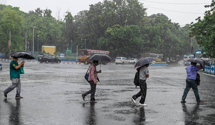 রাতভর টানা বৃষ্টিতে জল জমেছে শহরের একাধিক জায়গায়। রাত দুটো থেকে সকাল ৬টা পর্যন্ত, ৪ ঘণ্টায় গড়িয়ার কামডহরি এলাকায় বৃষ্টি হয়েছে ১১১ মিলিমিটার। বালিগঞ্জে ৪ ঘণ্টায় বৃষ্টি হয়েছে ৫৯ মিলিমিটার।