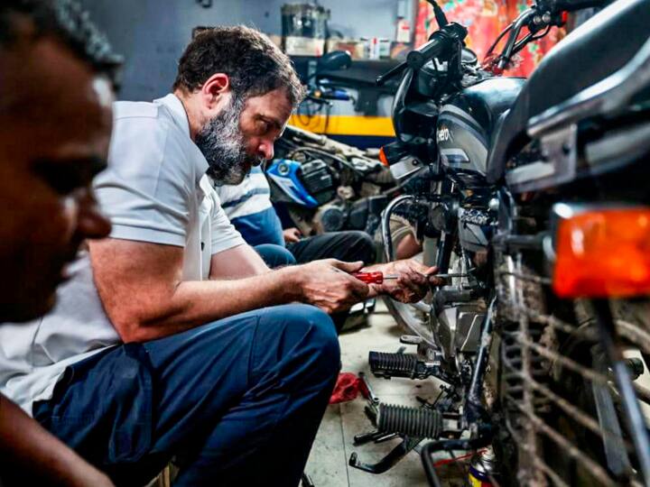 Rahul Gandhi Mohabbat ki dukan reached Karol Bagh talked to the mechanics about vehicle repairing ann राहुल गांधी ने बताया उनके पास है KTM बाइक, लेकिन...जानें करोल बाग में मैकेनिक से क्या कुछ हुई बात?