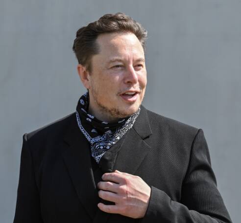 Tesla- ਐਲੋਨ ਮਸਕ ਨੇ ਇਸਨੂੰ ਮਾਰਟਿਨ ਏਬਰਹਾਰਡ ਅਤੇ ਮਾਰਕ ਟਾਰਪਿੰਗ ਤੋਂ ਖਰੀਦਿਆ। 2004 ਵਿੱਚ, ਮਸਕ ਟੇਸਲਾ ਦੇ ਬੋਰਡ ਵਿੱਚ ਚੇਅਰਮੈਨ ਵਜੋਂ ਸ਼ਾਮਲ ਹੋਏ ਅਤੇ 2007 ਵਿੱਚ ਉਹ ਇਸ ਦੇ ਸੀਈਓ ਬਣ ਗਏ।