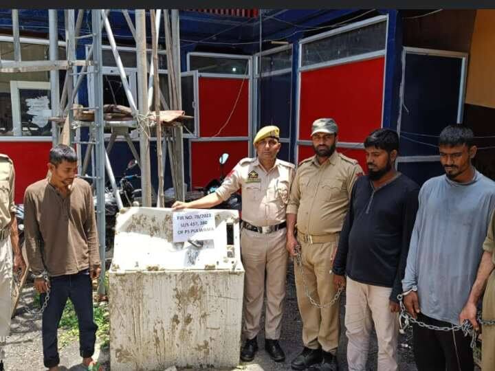 Jammu kashmir Pulwama police bust international ATM theft gang 3 Bangladeshi Citizens Arrested ann ATM से पैसे नहीं पूरी मशीन ही कर देते थे गायब, जम्मू-कश्मीर पुलिस के हत्थे चढ़े 3 बांग्लादेशी चोर