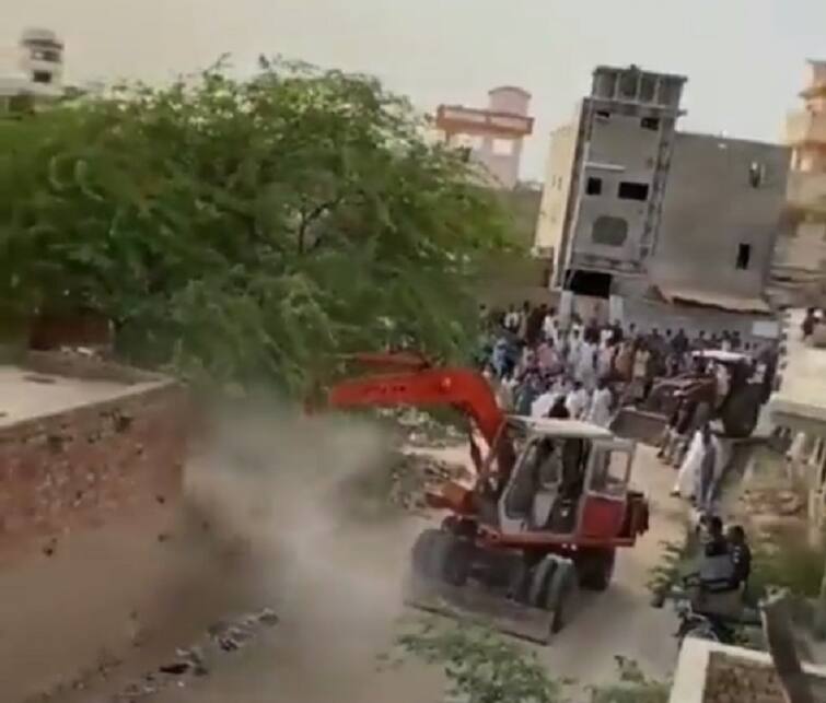 Pakistan govt Bulldozer demolished house of a hindu leader PTI Chief Imran khan condemn Pakistani Hindu: पाकिस्तान में हिंदू नेता के घर को बुलडोजर से ढहा दिया गया, इमरान बोले- 'ज़ुल्म के तले कुचलना...'