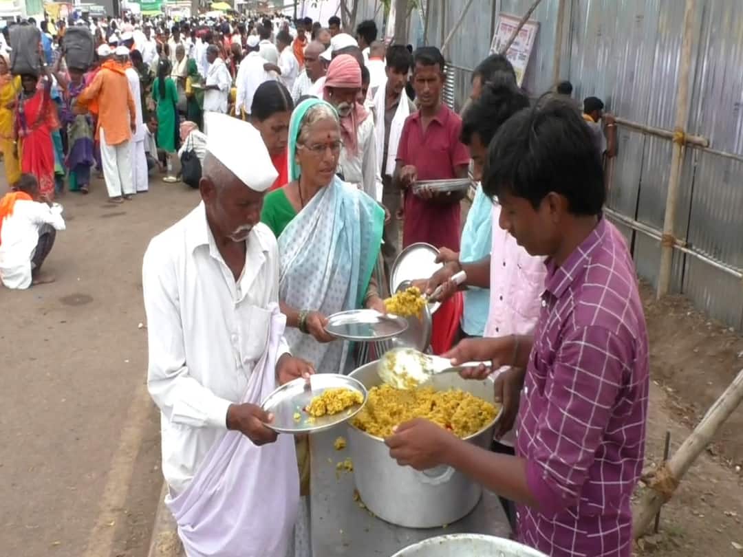 Ashadhi Wari 2023 : वारकऱ्यांची भूक भागवणारा कर्नाटकी अवलिया; करतो हजारोंना पंचपक्वान्नाचं अन्नदान Maharashtra Ashadhi Wari 2023 Pandharpur Aashadhi Ekadashi Karnataka Man chakravarti dhaneshwar maharaj serves food to warkaris Ashadhi Wari 2023 : वारकऱ्यांची भूक भागवणारा कर्नाटकी अवलिया; करतो हजारोंना पंचपक्वान्नाचं अन्नदान