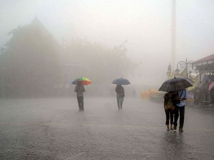 मानसून की बारिश से मौसम खुशनुमा हो गया है. भारतीय मौसम विज्ञान विभाग (IMD) ने आज भी कई राज्यों के लिए बारिश का अलर्ज जारी कर दिया है.