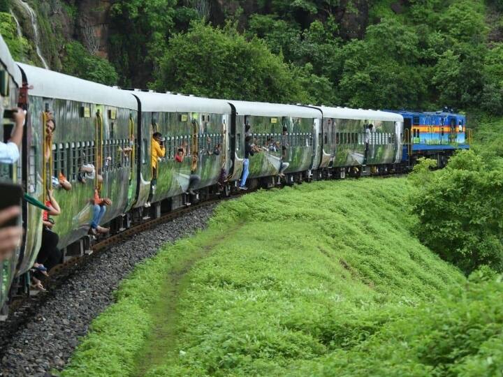 Indore The queue of tourists started in rain but there is no possibility of heritage train starting in July Ann Indore: बारिश में लगी पर्यटकों की कतार, हैरिटेज ट्रेन के जुलाई में शुरू होने के नहीं दिख रहे आसार