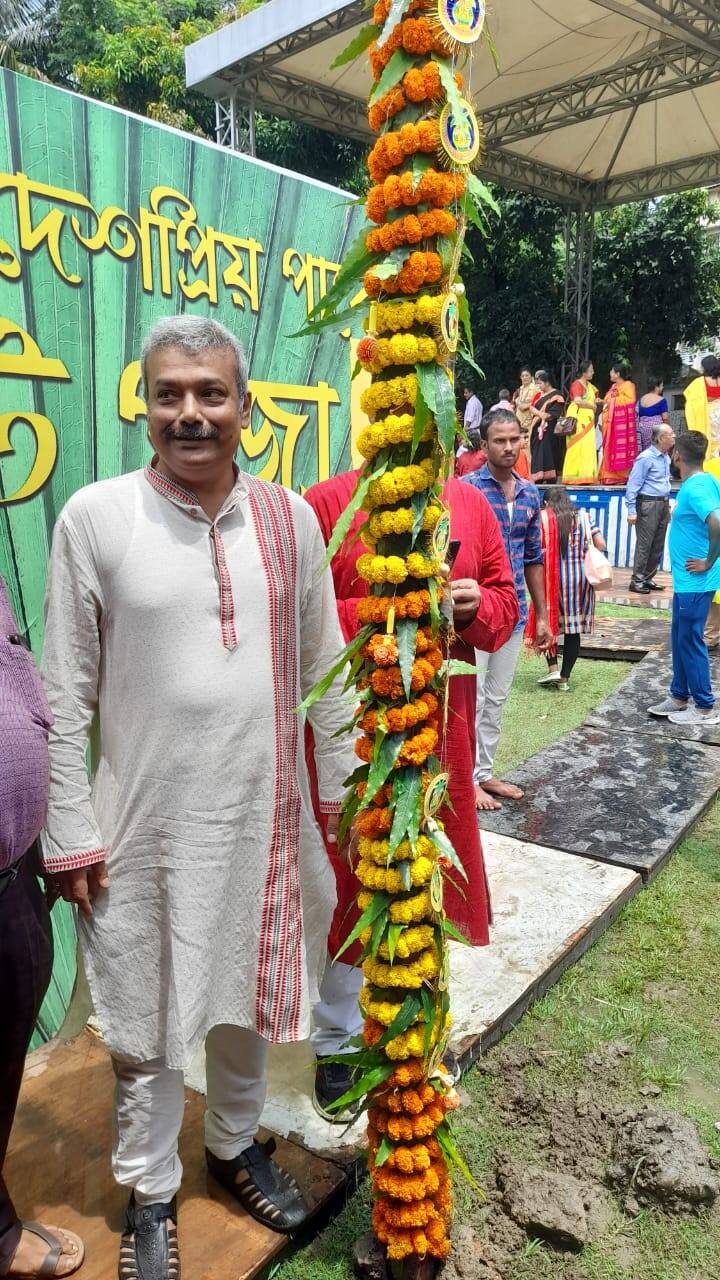 দেশপ্রিয় পার্ক দুর্গা পুজো কমিটির সেক্রেটারি সুদীপ্ত কুমার বলেন, এই বছরেই বড়সড় চমক থাকছে পুজো ঘিরে। বড়কিছু দেখতে পাবেন দর্শনার্থীরা। শীঘ্রই পুজোর হোর্ডিং বেরবে বলে জানিয়েছেন তিনি।