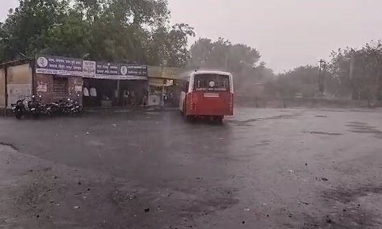 राज्यात सुरु झालेल्या पावसामुळं शेतकऱ्यांमध्ये आनंदाचे वातावरण आहे.