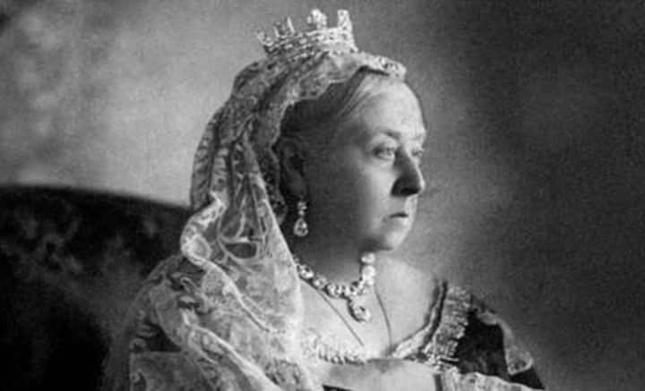 আড়ালে আবডালে রানিকে ‘শ্রীমতি ব্রাউন বলেও ডাকতেন অনেকে। করিমের ক্ষেত্রেও তার পুনরাবৃত্তি না ঘটে, সেই আশঙ্কা দেখা দিয়েছিল অনেকের মনেই। তাই করিম যত রানির কাছাকাছি আসতে থাকেন, ততই অন্যদের চক্ষুশূল হতে থাকেন তিনি। বিষয়টি রানিরও নজর এড়ায়নি।