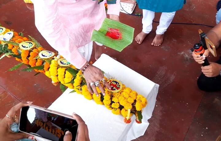 খুঁটি পুজো উপলক্ষে সেখানে হাজির ছিলেন বিধায়ক এবং কলকাতা পুরসভার মেয়র পারিষদ দেবাশিস কুমার।