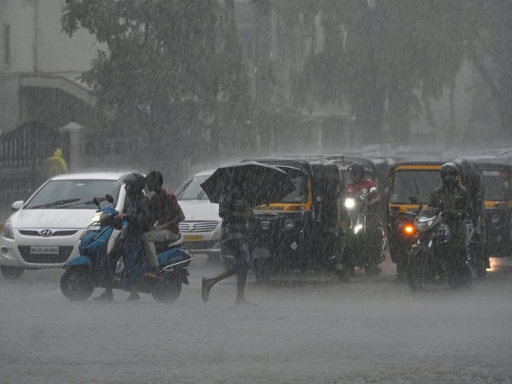 mumbai rain Waterlogging occurred in many areas Uddhav thackeray faction attacked eknath Shinde devendra Fadnavis Mumbai Rain: मुंबई में बारिश बनी आफत! कई इलाकों में भरा पानी, उद्धव गुट ने शिंदे-फडणवीस सरकार पर बोला हमला