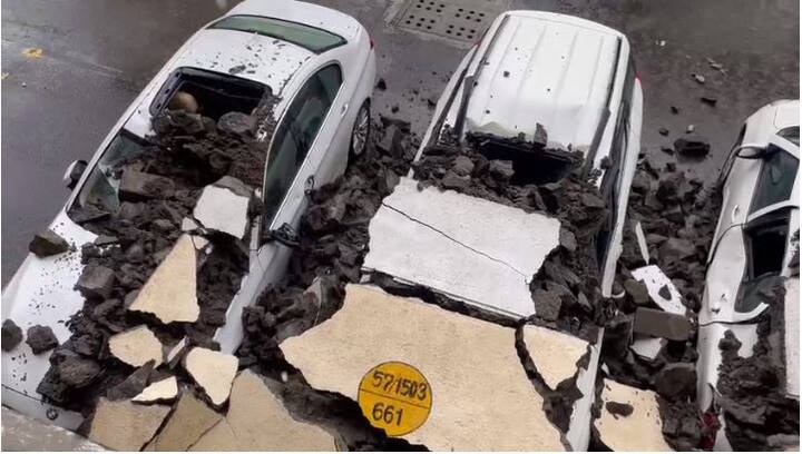 नेरुळमधली एनआरआय कॉम्प्लेक्समध्ये पार्किंगची भिंत कोसळली. भिंत पडल्याने तीन महागड्या गाड्यांचे नुकसान झालं आहे.